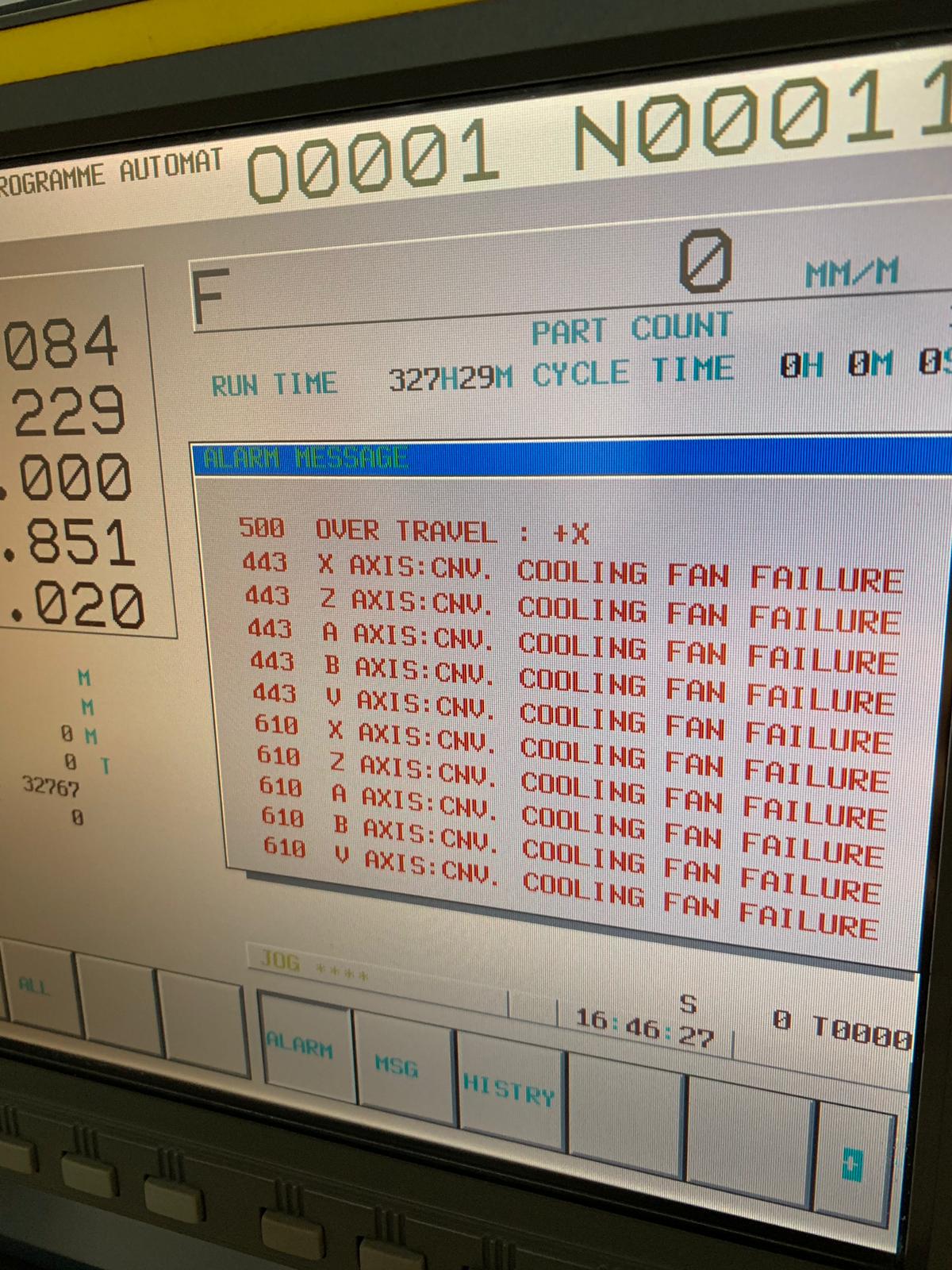 Pantalla de máquina CNC mostrando alarma por fallo electrónico durante una parada de producción