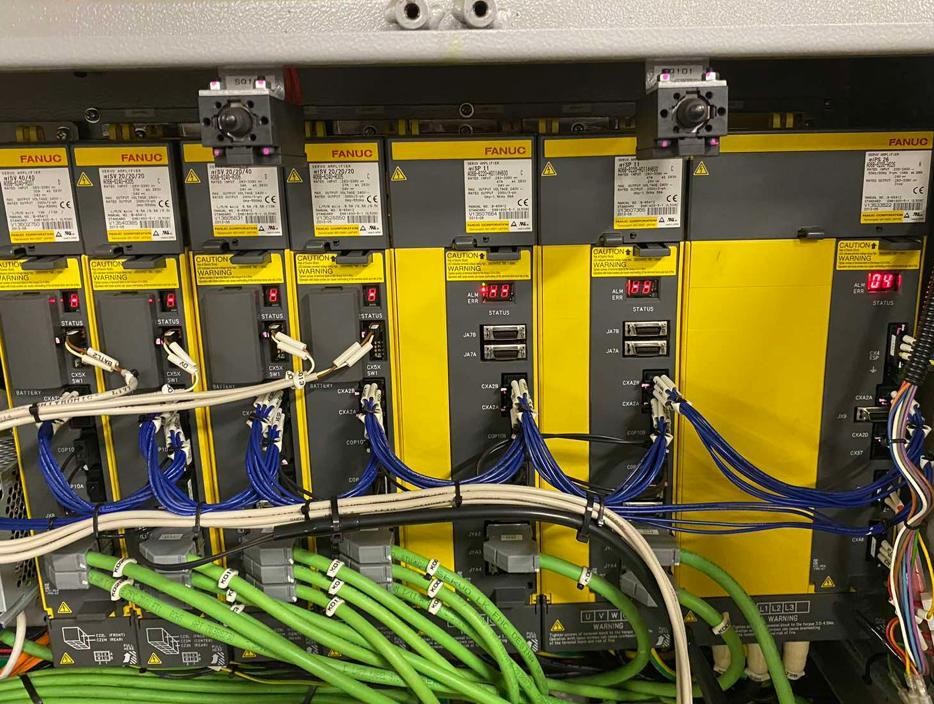 Módulos de fuente de alimentación CNC Alpha con códigos de error activos en display