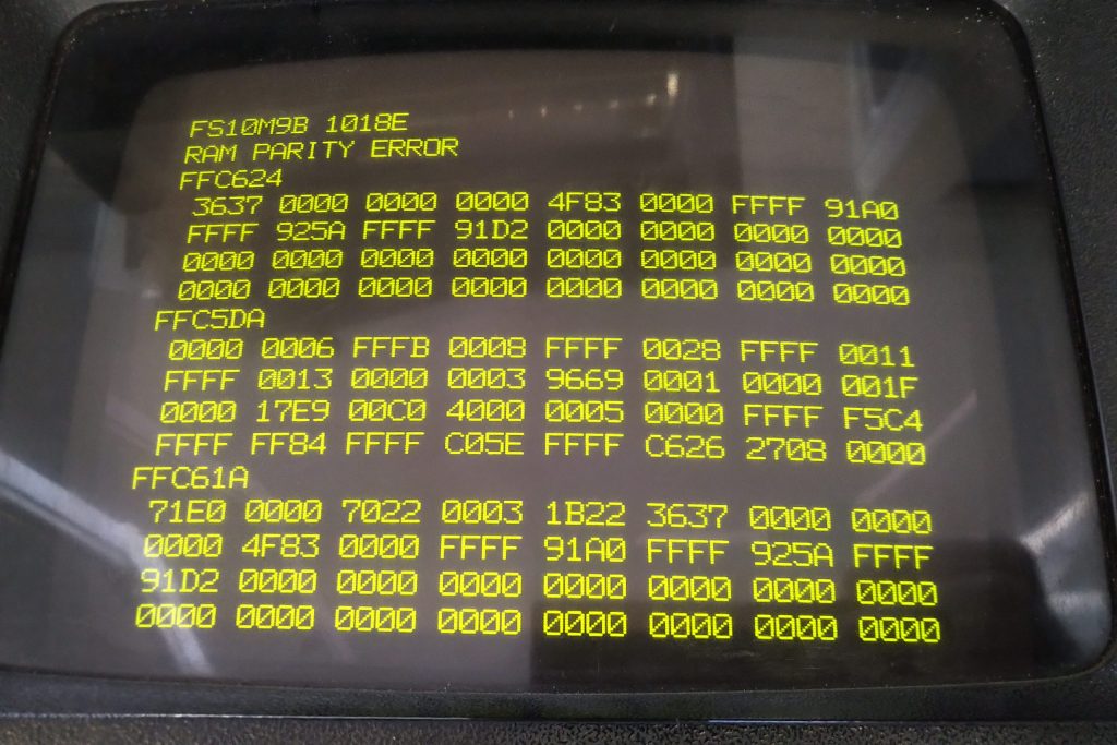 Fanuc 10M control CNC mostrando RAM parity error en pantalla CRT, fallo de memoria en unidad de control industrial