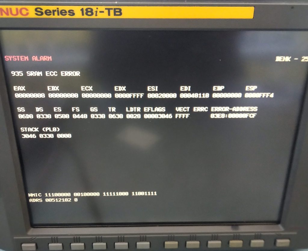 Fanuc 18i-TB mostrando error 935 SRAM ECC en pantalla, fallo de memoria SRAM en control CNC industrial