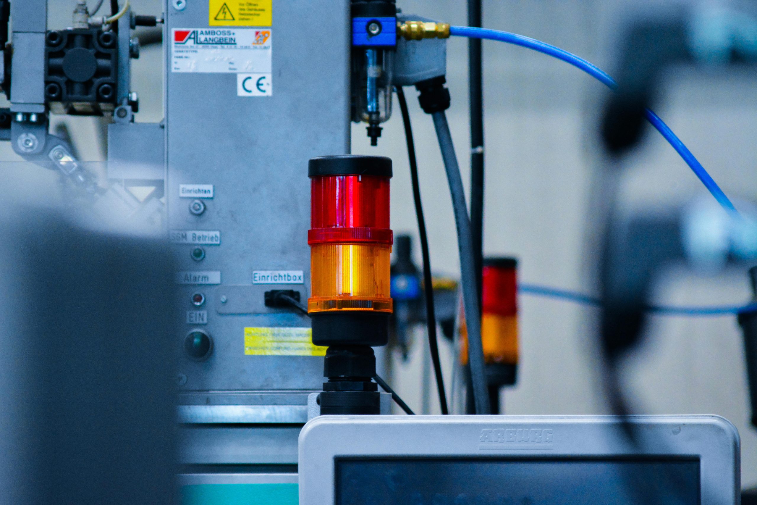 Electrónica industrial CNC en armario de control, ejemplo de mantenimiento y reutilización sostenible de componentes electrónicos