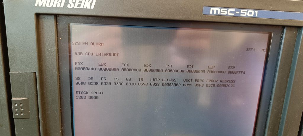 Control CNC Mori Seiki MSC-501 mostrando error 930 CPU interrupt en pantalla, fallo en módulo CPU del sistema CNC