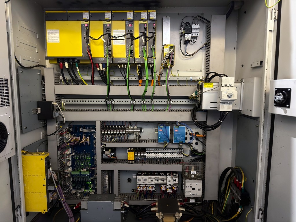 Armario eléctrico de máquina CNC industrial con servoaccionamientos y electrónica de control