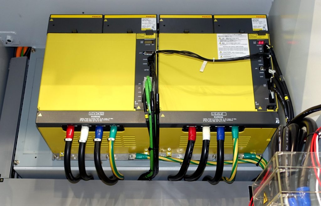 Fuente de alimentación CNC industrial durante el proceso de diagnóstico y recuperación en laboratorio