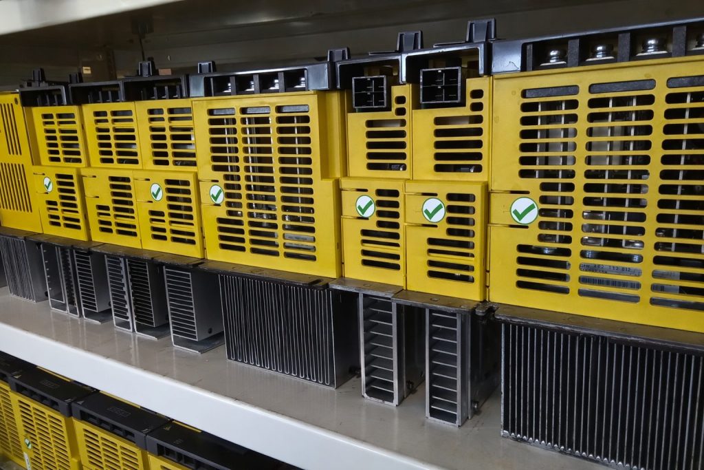 almacen de consignacion cnc con servo drives y modulos electronicos industriales