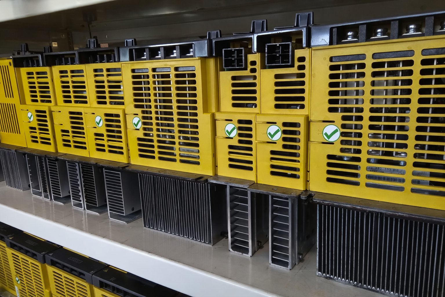 almacen de consignacion cnc con servo drives y modulos electronicos industriales