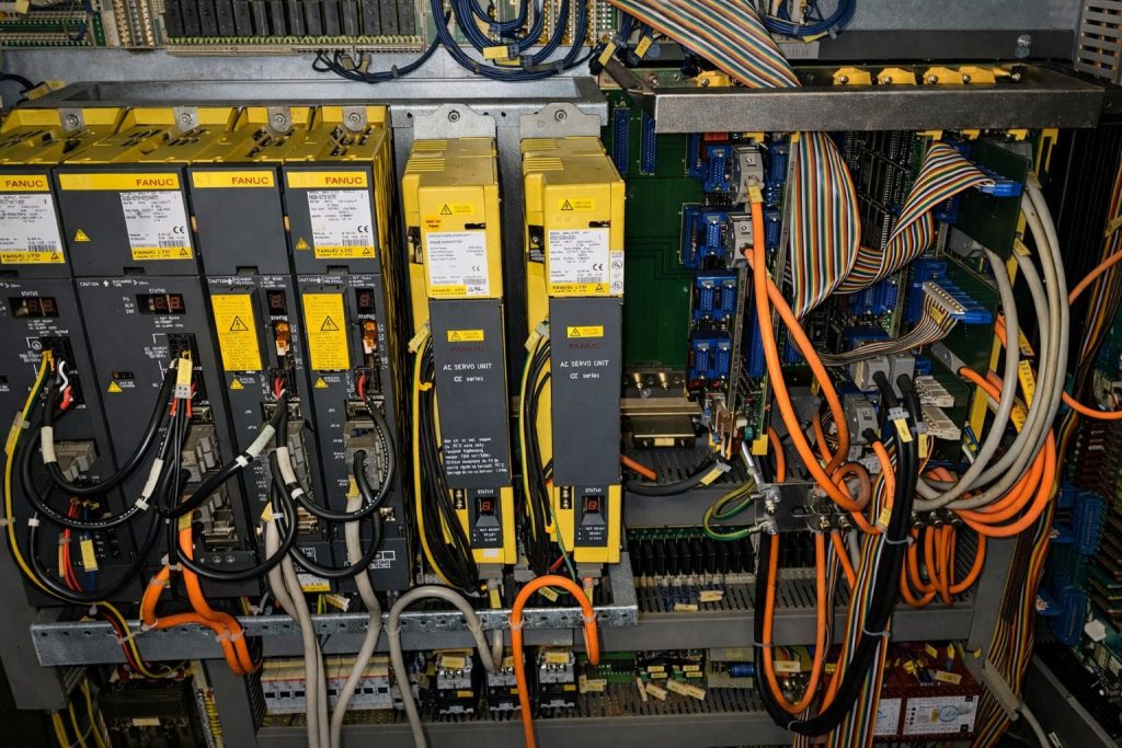 Armario eléctrico de máquina CNC con servodrives industriales