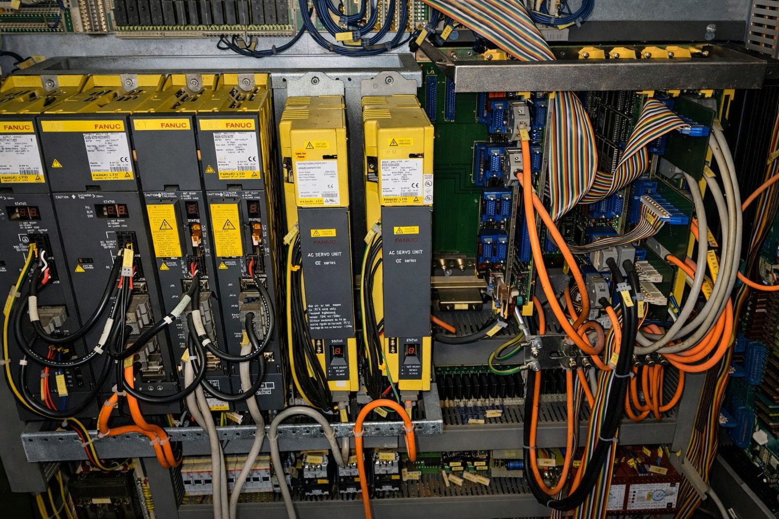 Armario eléctrico de máquina CNC con servodrives industriales