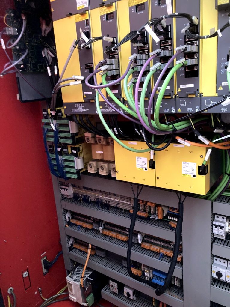 Servodrives en armario eléctrico de máquina CNC industrial