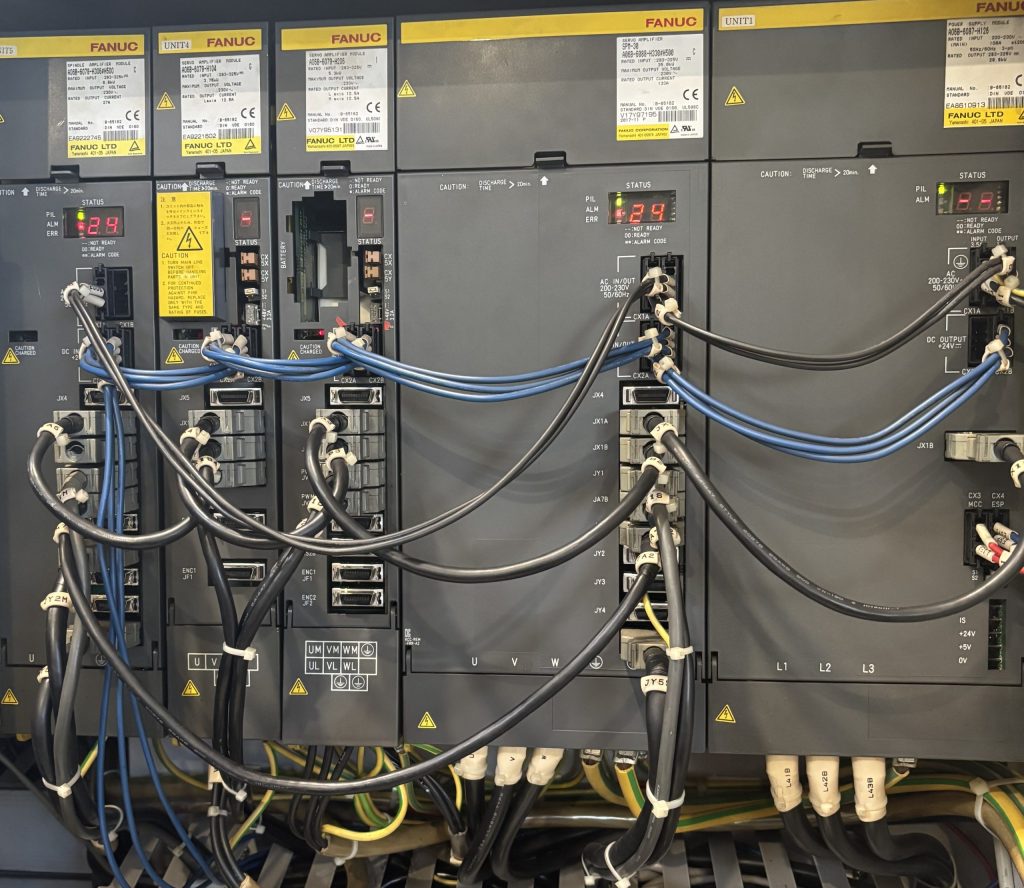 servoamplificadores CNC en armario eléctrico industrial