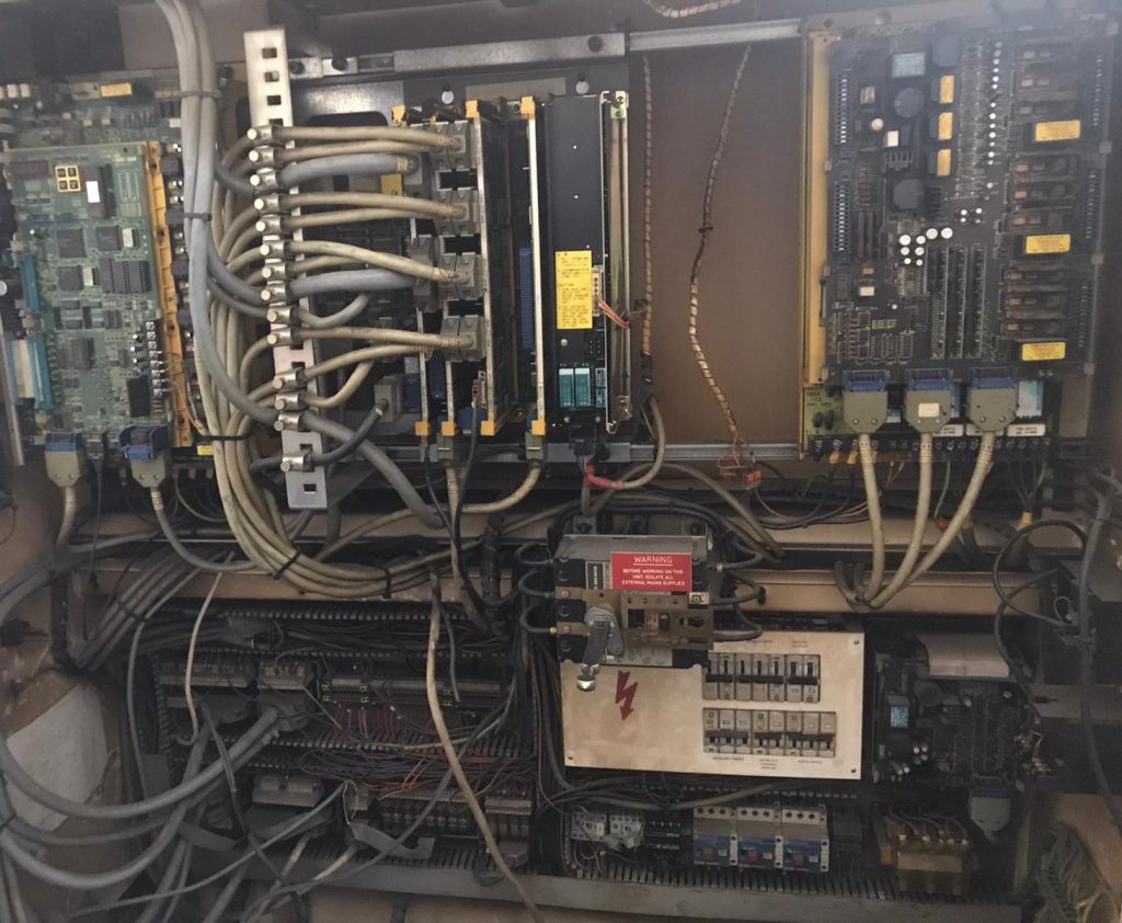 Armario eléctrico CNC industrial con avería en fuente de alimentación NC