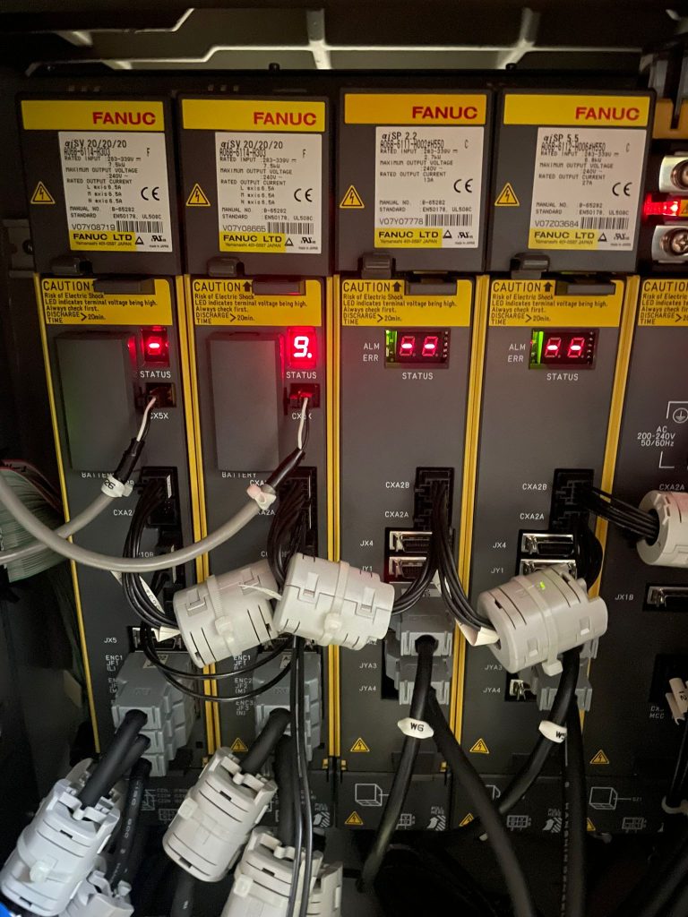 Servo amplificador FANUC con error IPM ALARM en torno CNC industrial