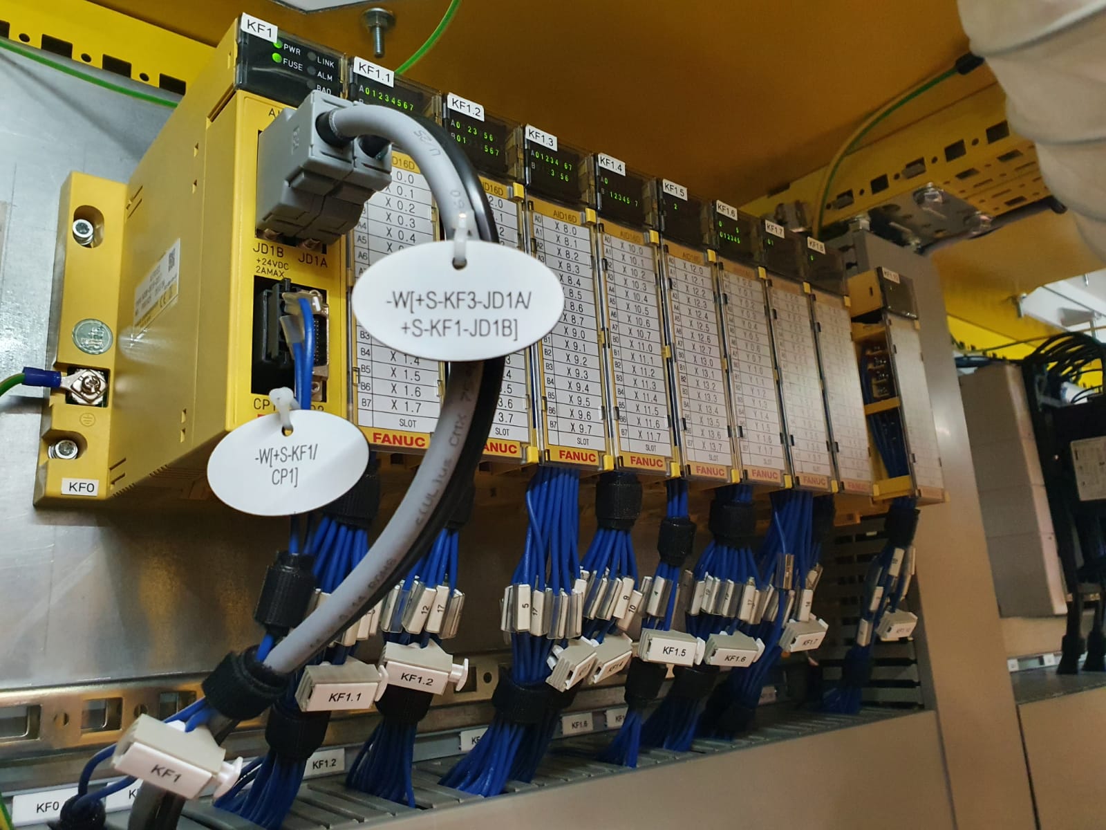 Electrónica CNC industrial y servicio de intercambio técnico en entorno industrial