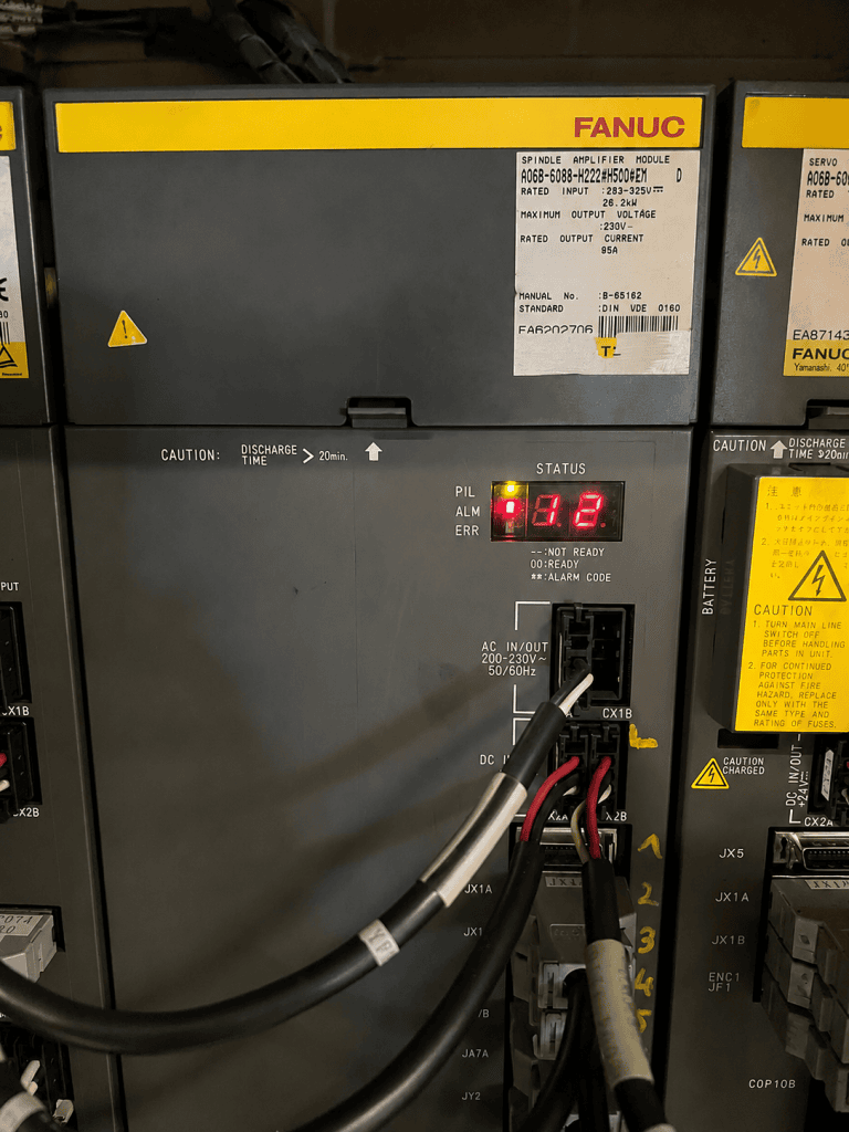 Amplificador de husillo FANUC Alpha mostrando la alarma AL-12 durante el diagnóstico de una avería relacionada con la alarma 7112 SPN 1: OVERCURRENT POW CIRCUIT.