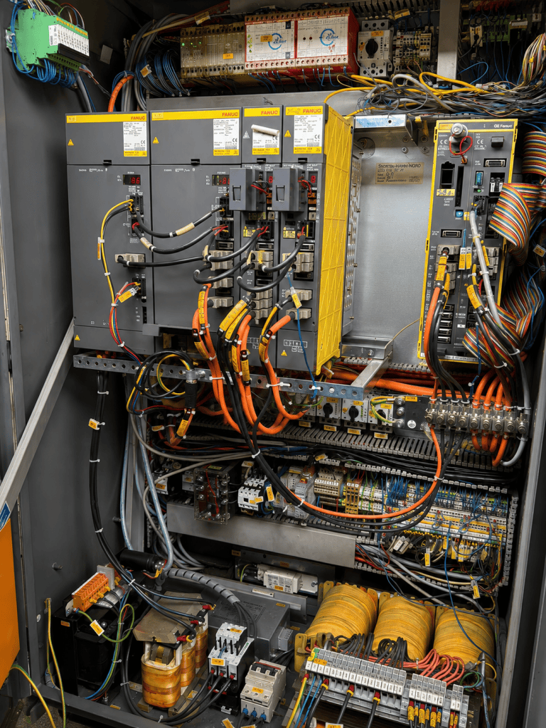 Reparación profesional de electrónica industrial y accionamientos FANUC en armario eléctrico CNC