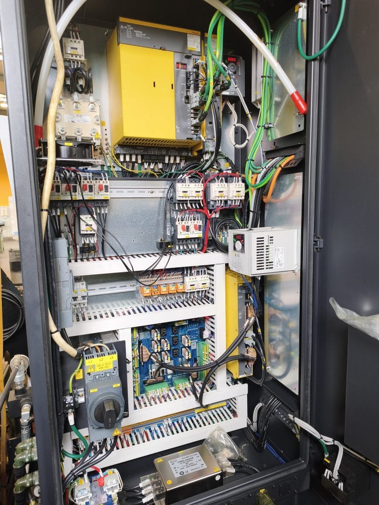 Sistema electrónico industrial instalado en un armario eléctrico de una máquina CNC.