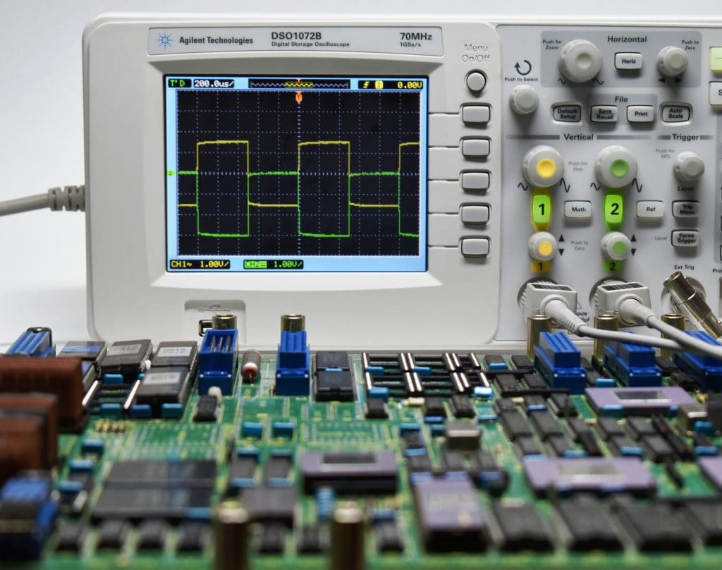 Verificación de electrónica CNC reacondicionada con osciloscopio